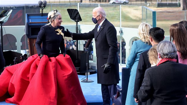 Zp�va�ka Lady Gaga, kter� zap�la americkou hymnu na inauguraci Joea Bidena vedle nov�ho americk�ho prezidenta.