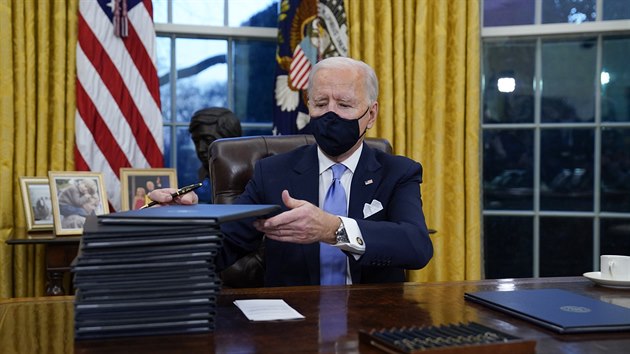 Joe Biden první den v úadu.