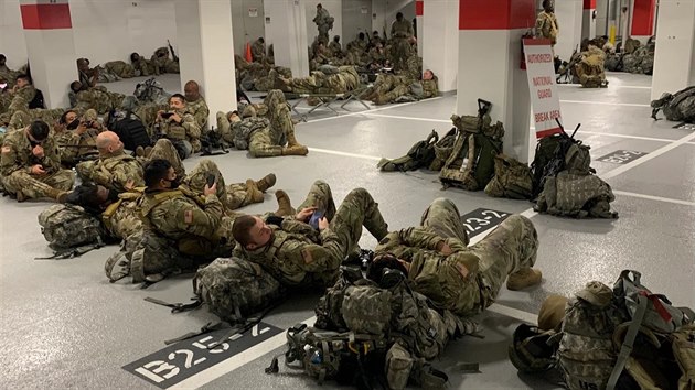Jeden oddíl Národní gardy USA ítající 5000 ozbrojených písluník se tak...