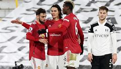 Zleva: Bruno Fernandes, Edinson Cavani a Paul Pogba z Manchesteru United slaví...