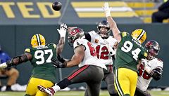 Tom Brady (12) z Tampy v akci proti Green Bay Packers.