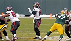 Tom Brady (12) z Tampy v akci proti Green Bay Packers.
