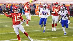 Quarterback Patrick Mahomes (15) z Kansas City Chiefs proti Buffalo Bills.