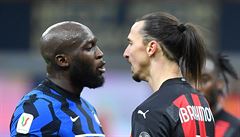 Roztr�ka mezi Romelem Lukakuem a Zlatanem Ibrahimovi�em (�erveno�erný dres).