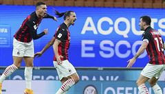 Zlatan Ibrahimovi� slaví se spoluhrá�i gól v síti Interu.