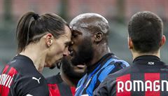 Roztr�ka mezi Romelem Lukakuem a Zlatanem Ibrahimovi�em (�erveno�erný dres).
