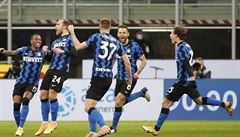 Hrá�i Interu slaví vít�znou trefu ve �tvrtfinále italského poháru proti AC.