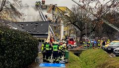 Hasi�i hasí po�ár bytového domu nedaleko Vídn�.