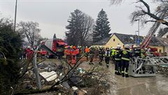 Exploze poni�ila i blízké okolí bytového domu.