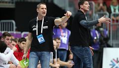 Čeští trenéři Jan Filip (vlevo) a Daniel Kubeš koučují tým v zápase s Francií. | na serveru Lidovky.cz | aktuální zprávy