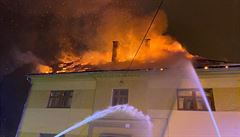 Z hořící budovy uteklo do bezpečí 17 lidí. Požár zničil střechu domu a v horním...
