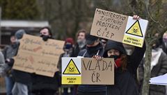 V centru Valašského Meziříčí se vydaly zhruba dvě stovky lidí na protestní...