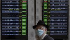 Pasaér s roukou na letiti v Tel Avivu.