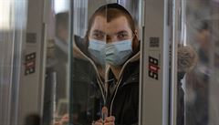 Pasaér na letiti Bena Guriona v Tel Avivu.