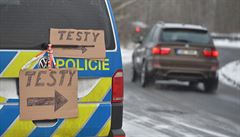 Šipky na policejním automobilu ukazují řidičům směr na hraničním přechodu v... | na serveru Lidovky.cz | aktuální zprávy