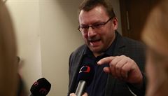 Poslanec Lubomír Volný v rozhovoru s novináři.