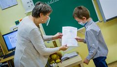 Učitelé se zřejmě od března budou moci očkovat proti covidu, oznámil ministr Plaga