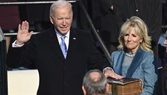 Demokrat Joe Biden sloil slavnostní písahu do rukou pedsedy nejvyího soudu...