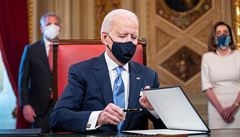 Nový americký prezident Biden v Prezidentské místnosti v Kapitolu podepsal tři... | na serveru Lidovky.cz | aktuální zprávy