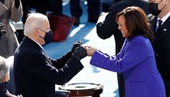 Prezident Joe Biden a viceprezidentka Kamala Harrisová pi svém gestu, které...