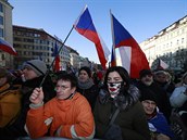Na praském Václavském námstí demonstrují stovky lidí proti vládním opatením.