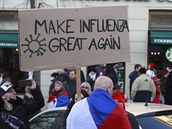 Na praském Václavském námstí demonstrují stovky lidí proti vládním opatením...