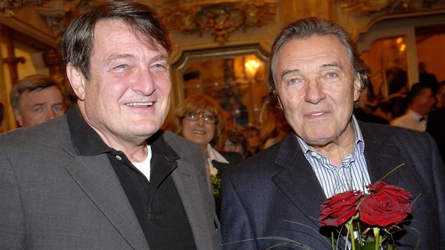 Na snímku z 29. íjna 2007 je Ladislav taidl (vlevo) s Karlem Gottem v Grand...