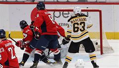 Brad Marchand z Bostonu skóruje proti branká�i Washingtonu Van��kovi.