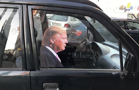 Podobizna bývalého prezidenta USA Donalda Trumpa nalepená na sklo vozu na...