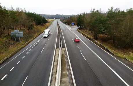 Auto na D4 skončilo na střeše a začalo hořet, řidič je těžce zraněný. Provoz byl opět obnoven