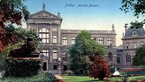 Dobové pohlednice, zachycující fotografii budovy Městského muzea v Praze a...