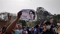 Protesty za proputn vdkyn civiln vldy Do Aun Schan Su ij a proti...