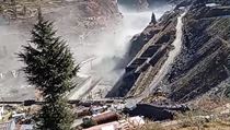 Ohromn masa vody zdevastovala dol eky Dhauliganga, smetla silnice a mosty.