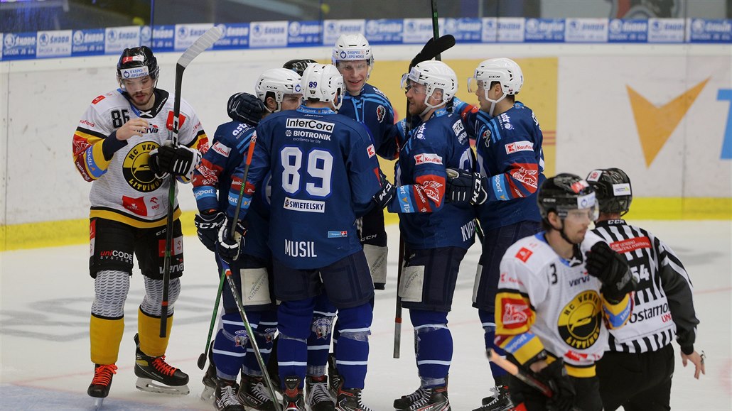 Hokejisté Plzně slaví branku do sítě Litvínova.