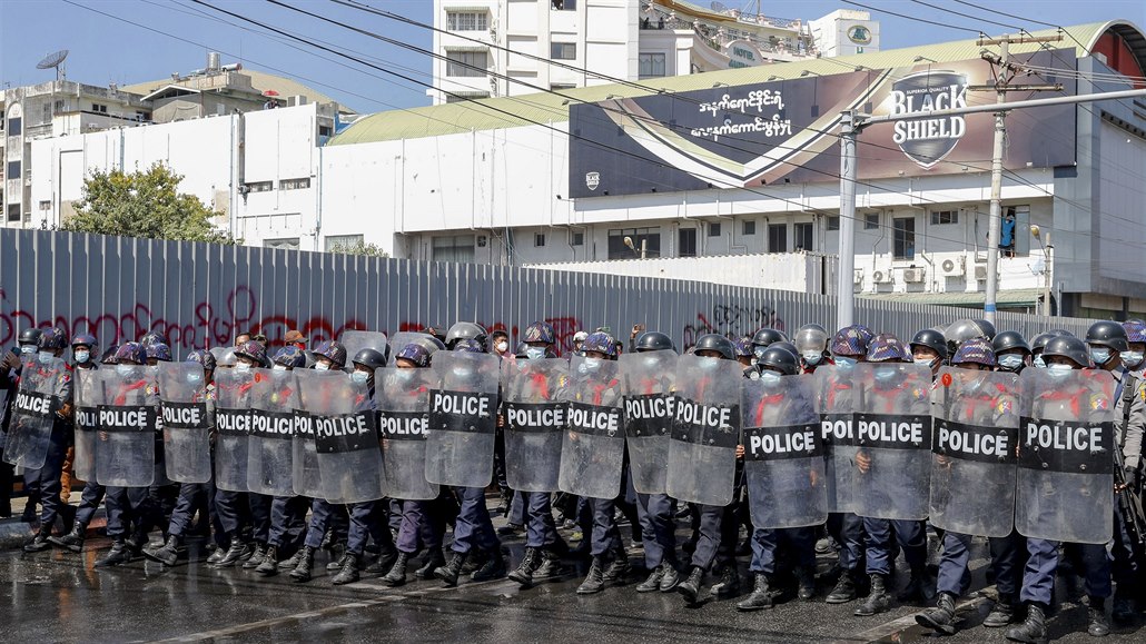 Proti demonstrujícím stojí barmská policie.