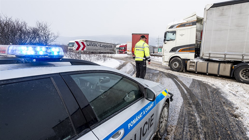 Policista ídí dopravu u nájezdu na sedmdesátém tvrtém kilometru na dálnici D8...