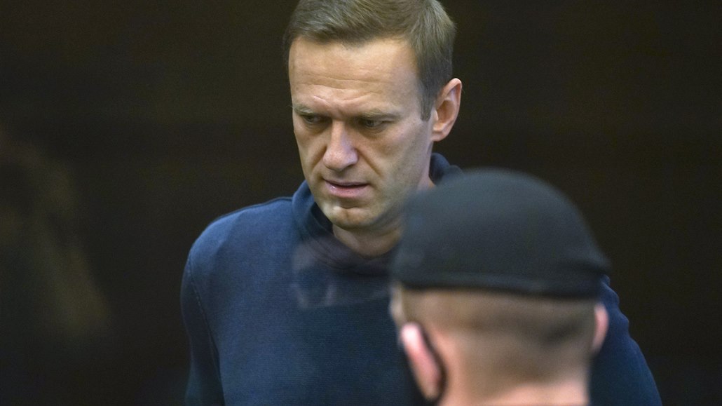 Alexej Navalnyj u moskevského soudu.