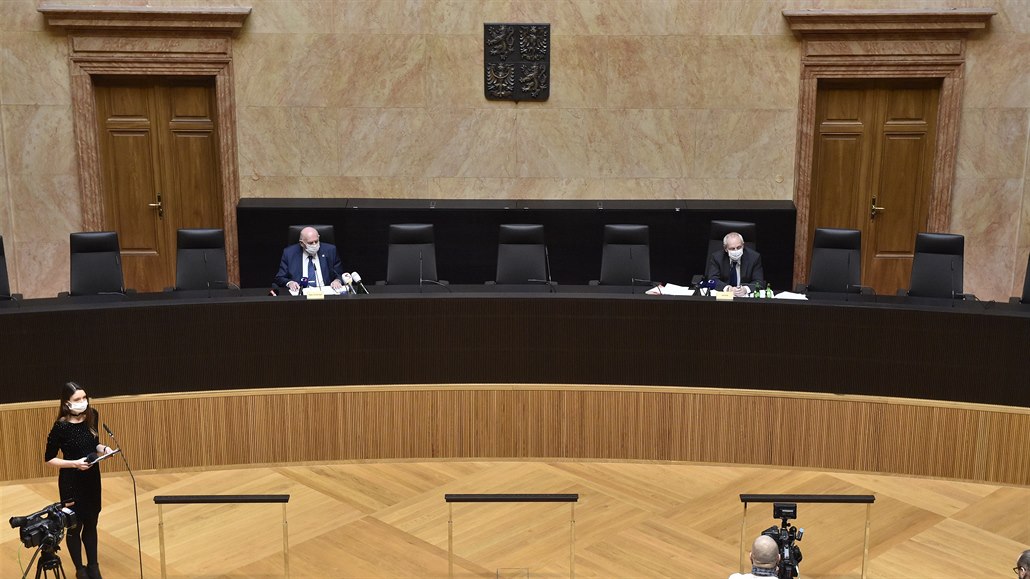 Pedseda Pavel Rychetský (vlevo) a soudce Jan Filip ve snmovn Ústavního soudu...