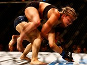 Paige VanZantová v posledním vítzném duelu v UFC na zádech Rachael Ostoviové.