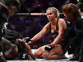 Paige VanZantová v posledním vítzném duelu v UFC utuje Rachael Ostoviovou.