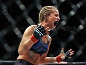 Paige VanZantová slaví výhru v UFC.