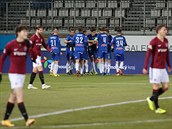 Fotbalisté Olomouce se radují z gólu.