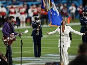 Eric Church a Jazmine Sullivan vystoupili na Super Bowlu