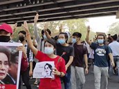 Lidé poadují proputní vdkyn civilní vlády Do Aun Schan Su ij.