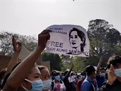 Protesty za proputní vdkyn civilní vlády Do Aun Schan Su ij a proti...