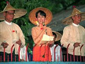 Zhruba tisíc lidí se v sobotu v nejvtím barmském mst Rangúnu pipojilo k...