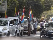 Podporovatelé myanmarské armády se v pondlí 1. února 2021 v Myanmaru scházejí...