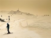 Nad Evropou padal lutý sníh ze Sahary. Na snímku sjezdovky ve výcarsku