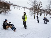 Mstská policie pijela a vyhnala z petínských svah snowboardisty.