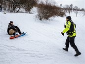 Snowboardista s policistou se stali jednmi z ústedních postav dní na Petín.